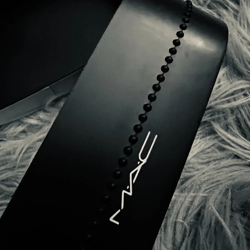 MAC Cosmetics Limited Edition Cream Glitter/Black Keepsake Box